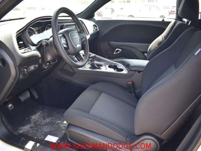 2017 Dodge Challenger SXT 2dr Coupe